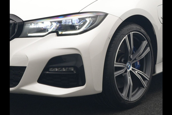 BMW 3 Serie Touring 330e xDrive M Sport Plug In Hybrid 293pk Dealer O.H. PHEV | Panodak | Head Up | Adaptive Cruise | Laser LED | 360 Camera | 19"L.M | Alcantara Sportstoelen Memory & Verwarmd | Sfeerverlichting | Apple Carplay | Keyless | Blis | Navigatie | Virtu