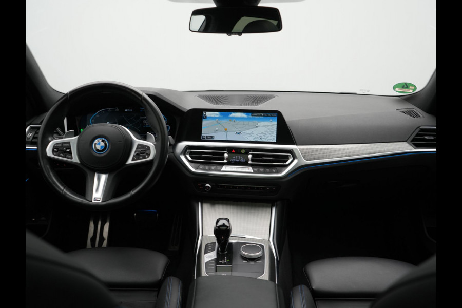 BMW 3 Serie Touring 330e xDrive M Sport Plug In Hybrid 293pk Dealer O.H. PHEV | Panodak | Head Up | Adaptive Cruise | Laser LED | 360 Camera | 19"L.M | Alcantara Sportstoelen Memory & Verwarmd | Sfeerverlichting | Apple Carplay | Keyless | Blis | Navigatie | Virtu