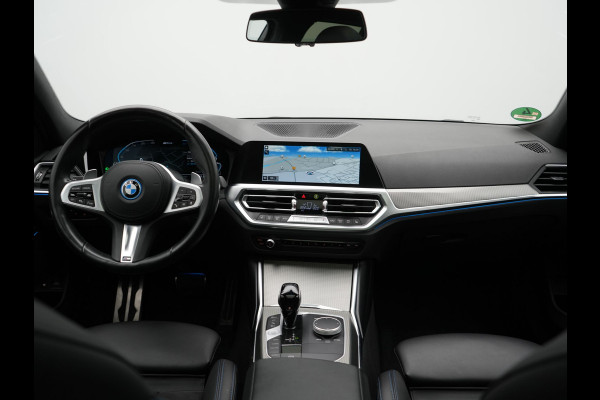 BMW 3 Serie Touring 330e xDrive M Sport Plug In Hybrid 293pk Dealer O.H. PHEV | Panodak | Head Up | Adaptive Cruise | Laser LED | 360 Camera | 19"L.M | Alcantara Sportstoelen Memory & Verwarmd | Sfeerverlichting | Apple Carplay | Keyless | Blis | Navigatie | Virtu