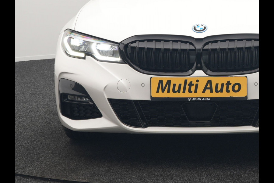 BMW 3 Serie Touring 330e xDrive M Sport Plug In Hybrid 293pk Dealer O.H. PHEV | Panodak | Head Up | Adaptive Cruise | Laser LED | 360 Camera | 19"L.M | Alcantara Sportstoelen Memory & Verwarmd | Sfeerverlichting | Apple Carplay | Keyless | Blis | Navigatie | Virtu