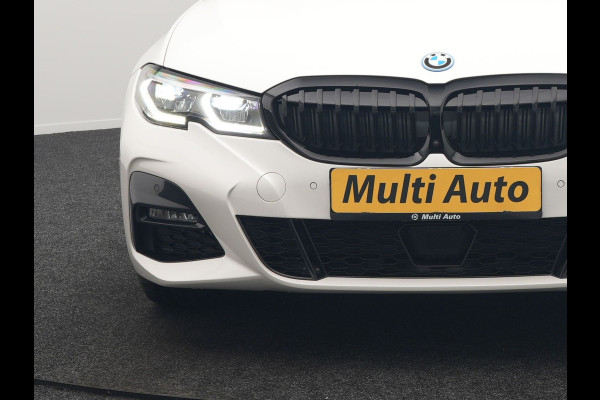 BMW 3 Serie Touring 330e xDrive M Sport Plug In Hybrid 293pk Dealer O.H. PHEV | Panodak | Head Up | Adaptive Cruise | Laser LED | 360 Camera | 19"L.M | Alcantara Sportstoelen Memory & Verwarmd | Sfeerverlichting | Apple Carplay | Keyless | Blis | Navigatie | Virtu