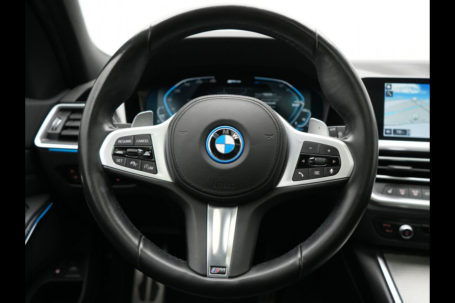 BMW 3 Serie Touring 330e xDrive M Sport Plug In Hybrid 293pk Dealer O.H. PHEV | Panodak | Head Up | Adaptive Cruise | Laser LED | 360 Camera | 19"L.M | Alcantara Sportstoelen Memory & Verwarmd | Sfeerverlichting | Apple Carplay | Keyless | Blis | Navigatie | Virtu
