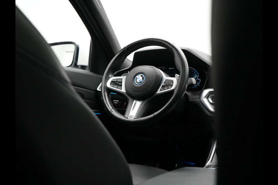 BMW 3 Serie Touring 330e xDrive M Sport Plug In Hybrid 293pk Dealer O.H. PHEV | Panodak | Head Up | Adaptive Cruise | Laser LED | 360 Camera | 19"L.M | Alcantara Sportstoelen Memory & Verwarmd | Sfeerverlichting | Apple Carplay | Keyless | Blis | Navigatie | Virtu