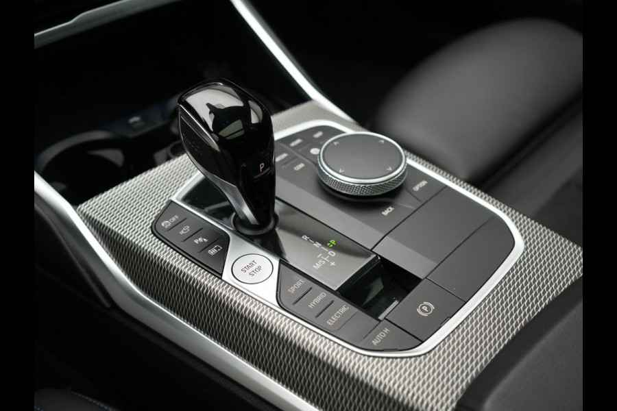 BMW 3 Serie Touring 330e xDrive M Sport Plug In Hybrid 293pk Dealer O.H. PHEV | Panodak | Head Up | Adaptive Cruise | Laser LED | 360 Camera | 19"L.M | Alcantara Sportstoelen Memory & Verwarmd | Sfeerverlichting | Apple Carplay | Keyless | Blis | Navigatie | Virtu