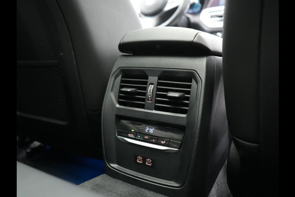 BMW 3 Serie Touring 330e xDrive M Sport Plug In Hybrid 293pk Dealer O.H. PHEV | Panodak | Head Up | Adaptive Cruise | Laser LED | 360 Camera | 19"L.M | Alcantara Sportstoelen Memory & Verwarmd | Sfeerverlichting | Apple Carplay | Keyless | Blis | Navigatie | Virtu
