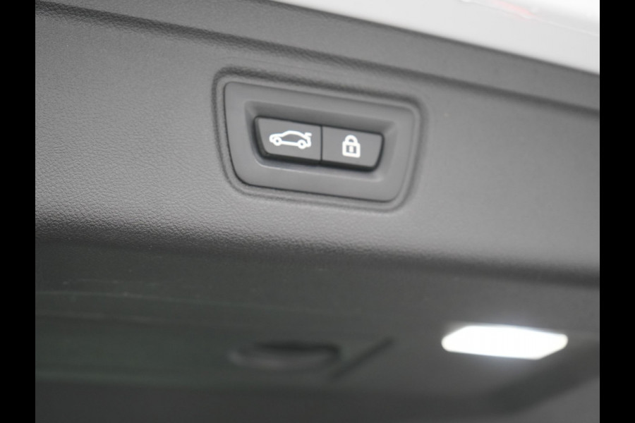 BMW 3 Serie Touring 330e xDrive M Sport Plug In Hybrid 293pk Dealer O.H. PHEV | Panodak | Head Up | Adaptive Cruise | Laser LED | 360 Camera | 19"L.M | Alcantara Sportstoelen Memory & Verwarmd | Sfeerverlichting | Apple Carplay | Keyless | Blis | Navigatie | Virtu