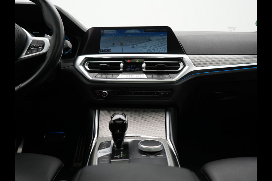BMW 3 Serie Touring 330e xDrive M Sport Plug In Hybrid 293pk Dealer O.H. PHEV | Panodak | Head Up | Adaptive Cruise | Laser LED | 360 Camera | 19"L.M | Alcantara Sportstoelen Memory & Verwarmd | Sfeerverlichting | Apple Carplay | Keyless | Blis | Navigatie | Virtu