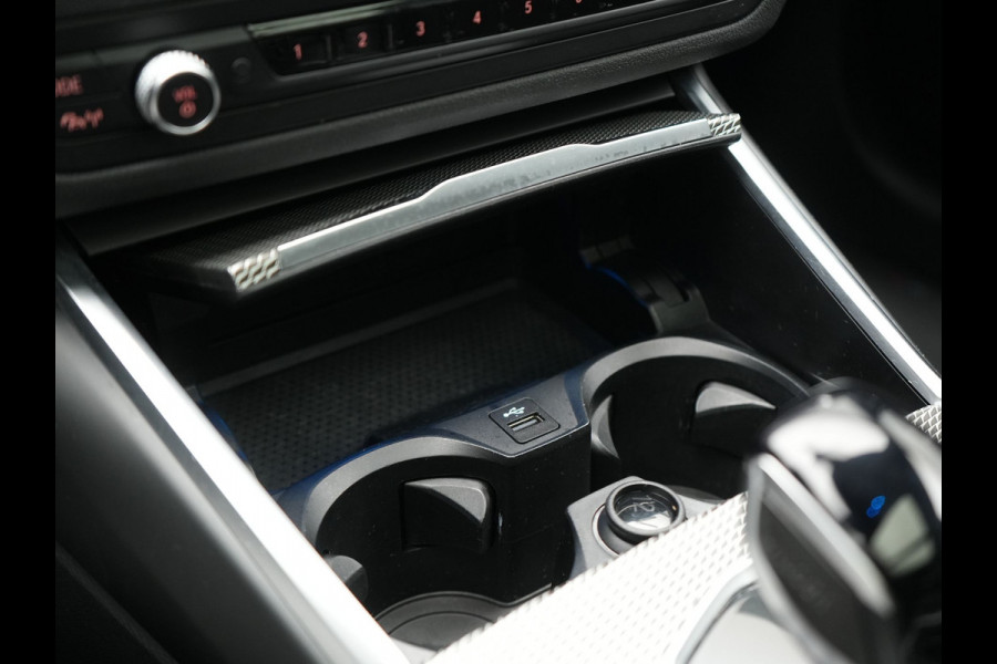 BMW 3 Serie Touring 330e xDrive M Sport Plug In Hybrid 293pk Dealer O.H. PHEV | Panodak | Head Up | Adaptive Cruise | Laser LED | 360 Camera | 19"L.M | Alcantara Sportstoelen Memory & Verwarmd | Sfeerverlichting | Apple Carplay | Keyless | Blis | Navigatie | Virtu