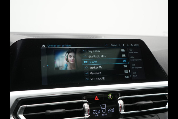 BMW 3 Serie Touring 330e xDrive M Sport Plug In Hybrid 293pk Dealer O.H. PHEV | Panodak | Head Up | Adaptive Cruise | Laser LED | 360 Camera | 19"L.M | Alcantara Sportstoelen Memory & Verwarmd | Sfeerverlichting | Apple Carplay | Keyless | Blis | Navigatie | Virtu