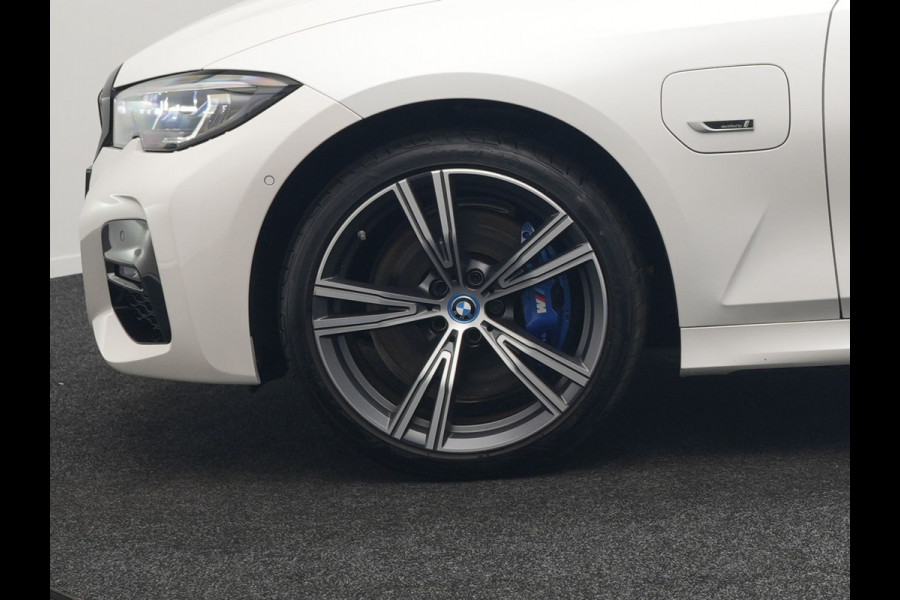 BMW 3 Serie Touring 330e xDrive M Sport Plug In Hybrid 293pk Dealer O.H. PHEV | Panodak | Head Up | Adaptive Cruise | Laser LED | 360 Camera | 19"L.M | Alcantara Sportstoelen Memory & Verwarmd | Sfeerverlichting | Apple Carplay | Keyless | Blis | Navigatie | Virtu