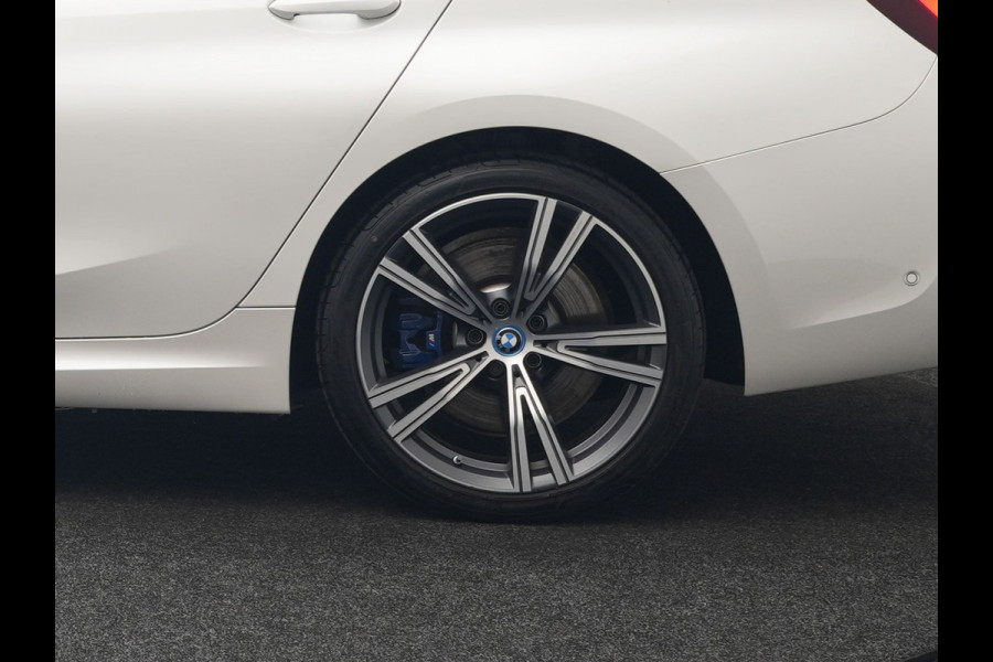 BMW 3 Serie Touring 330e xDrive M Sport Plug In Hybrid 293pk Dealer O.H. PHEV | Panodak | Head Up | Adaptive Cruise | Laser LED | 360 Camera | 19"L.M | Alcantara Sportstoelen Memory & Verwarmd | Sfeerverlichting | Apple Carplay | Keyless | Blis | Navigatie | Virtu