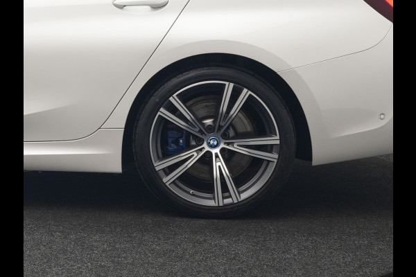 BMW 3 Serie Touring 330e xDrive M Sport Plug In Hybrid 293pk Dealer O.H. PHEV | Panodak | Head Up | Adaptive Cruise | Laser LED | 360 Camera | 19"L.M | Alcantara Sportstoelen Memory & Verwarmd | Sfeerverlichting | Apple Carplay | Keyless | Blis | Navigatie | Virtu