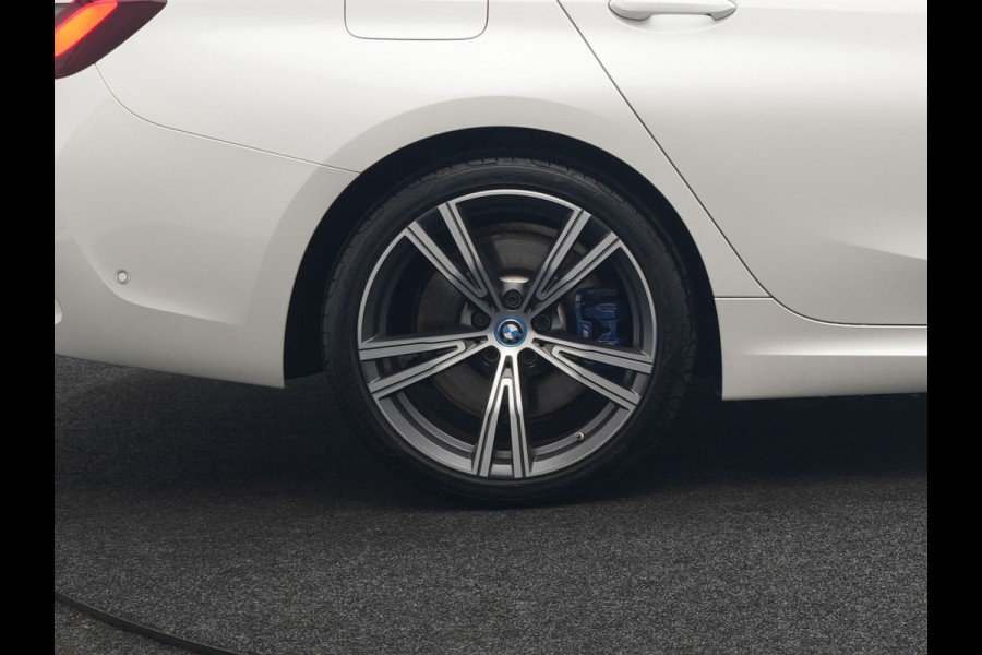 BMW 3 Serie Touring 330e xDrive M Sport Plug In Hybrid 293pk Dealer O.H. PHEV | Panodak | Head Up | Adaptive Cruise | Laser LED | 360 Camera | 19"L.M | Alcantara Sportstoelen Memory & Verwarmd | Sfeerverlichting | Apple Carplay | Keyless | Blis | Navigatie | Virtu