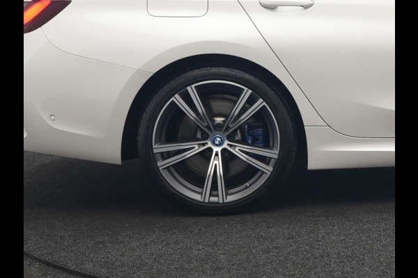 BMW 3 Serie Touring 330e xDrive M Sport Plug In Hybrid 293pk Dealer O.H. PHEV | Panodak | Head Up | Adaptive Cruise | Laser LED | 360 Camera | 19"L.M | Alcantara Sportstoelen Memory & Verwarmd | Sfeerverlichting | Apple Carplay | Keyless | Blis | Navigatie | Virtu