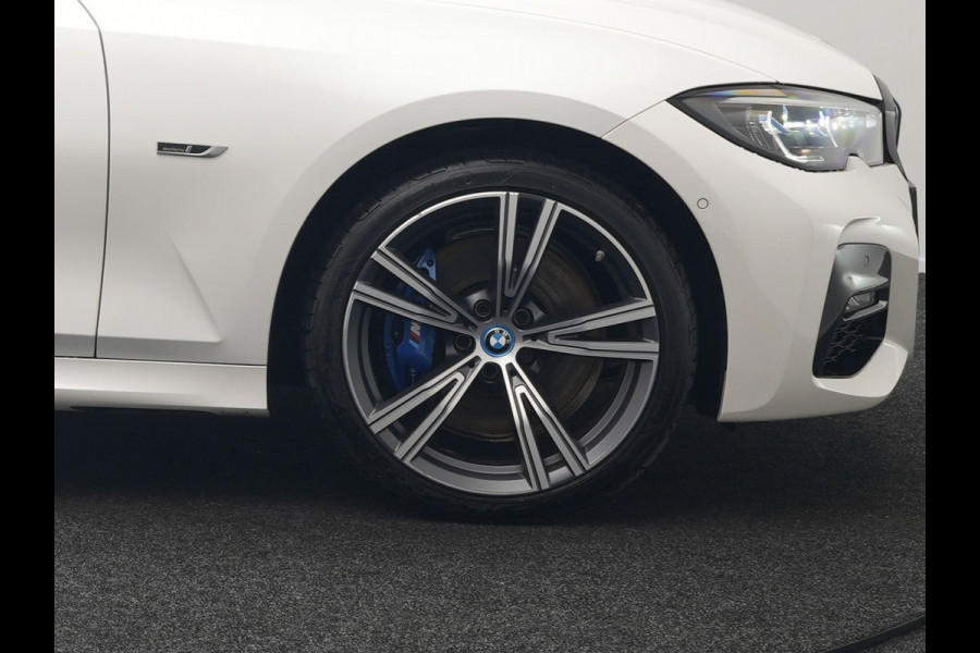 BMW 3 Serie Touring 330e xDrive M Sport Plug In Hybrid 293pk Dealer O.H. PHEV | Panodak | Head Up | Adaptive Cruise | Laser LED | 360 Camera | 19"L.M | Alcantara Sportstoelen Memory & Verwarmd | Sfeerverlichting | Apple Carplay | Keyless | Blis | Navigatie | Virtu
