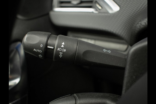 Peugeot 2008 1.2 PureTech Allure Sport (NAVI,CLIMATE,CRUISE,CAMERA,PDC,GRIP CONTROL,ELEKTRISCH PAKKET,SPORTSTOELEN,LM VELGEN)