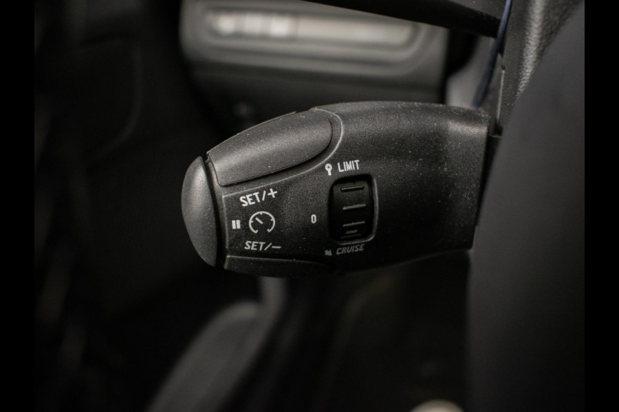 Peugeot 2008 1.2 PureTech Allure Sport (NAVI,CLIMATE,CRUISE,CAMERA,PDC,GRIP CONTROL,ELEKTRISCH PAKKET,SPORTSTOELEN,LM VELGEN)