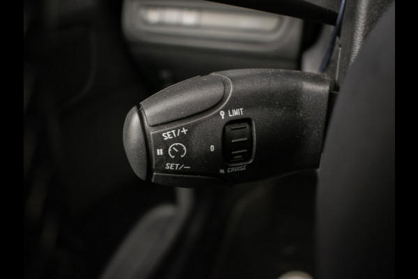 Peugeot 2008 1.2 PureTech Allure Sport (NAVI,CLIMATE,CRUISE,CAMERA,PDC,GRIP CONTROL,ELEKTRISCH PAKKET,SPORTSTOELEN,LM VELGEN)