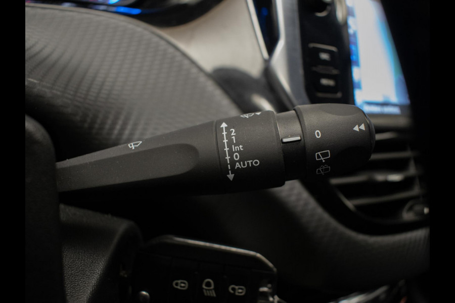 Peugeot 2008 1.2 PureTech Allure Sport (NAVI,CLIMATE,CRUISE,CAMERA,PDC,GRIP CONTROL,ELEKTRISCH PAKKET,SPORTSTOELEN,LM VELGEN)
