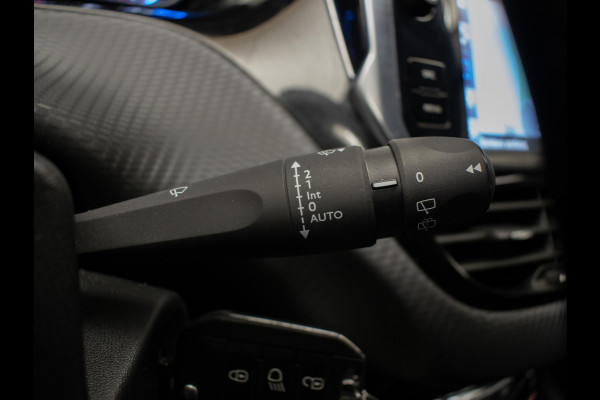 Peugeot 2008 1.2 PureTech Allure Sport (NAVI,CLIMATE,CRUISE,CAMERA,PDC,GRIP CONTROL,ELEKTRISCH PAKKET,SPORTSTOELEN,LM VELGEN)