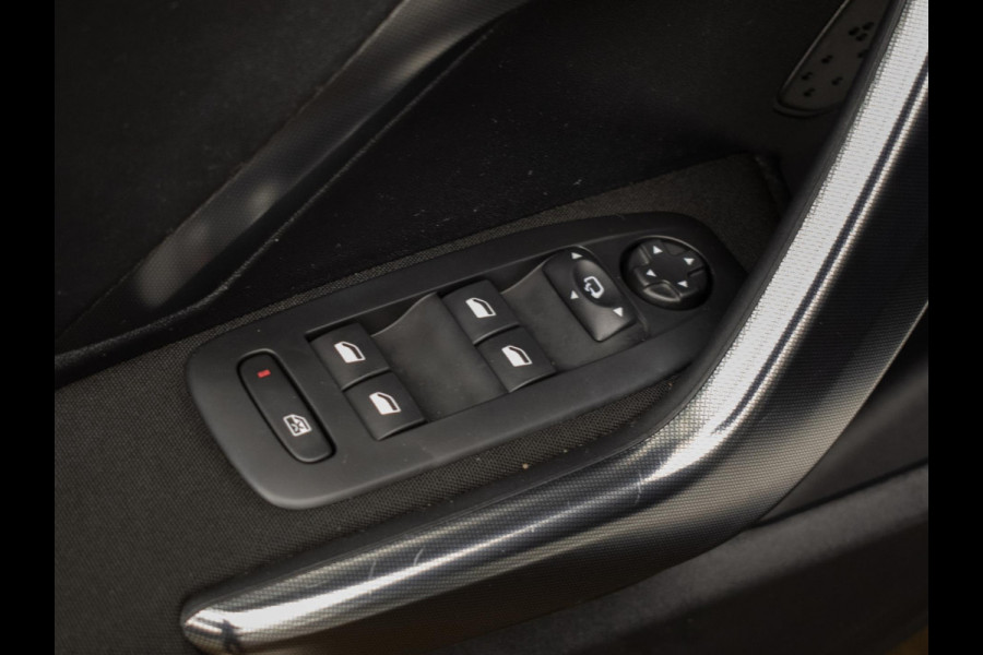 Peugeot 2008 1.2 PureTech Allure Sport (NAVI,CLIMATE,CRUISE,CAMERA,PDC,GRIP CONTROL,ELEKTRISCH PAKKET,SPORTSTOELEN,LM VELGEN)