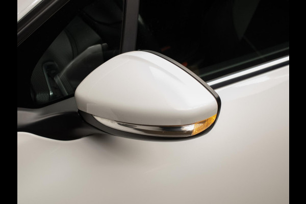 Peugeot 2008 1.2 PureTech Allure Sport (NAVI,CLIMATE,CRUISE,CAMERA,PDC,GRIP CONTROL,ELEKTRISCH PAKKET,SPORTSTOELEN,LM VELGEN)