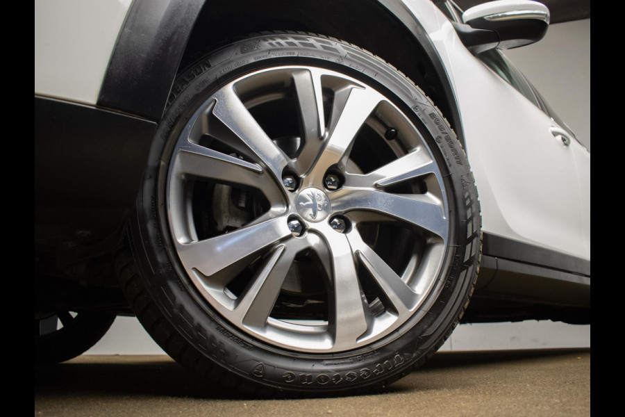 Peugeot 2008 1.2 PureTech Allure Sport (NAVI,CLIMATE,CRUISE,CAMERA,PDC,GRIP CONTROL,ELEKTRISCH PAKKET,SPORTSTOELEN,LM VELGEN)