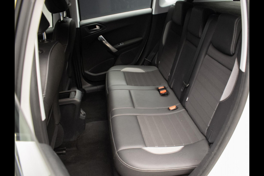 Peugeot 2008 1.2 PureTech Allure Sport (NAVI,CLIMATE,CRUISE,CAMERA,PDC,GRIP CONTROL,ELEKTRISCH PAKKET,SPORTSTOELEN,LM VELGEN)