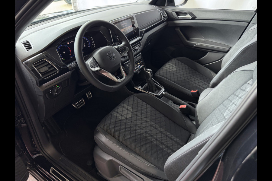 Volkswagen T-Cross ✅NIEUWE AUTO✅ TSI 115PK R-LINE EDITION TREKHAAK LED LMV IQ CAMERA STOELVERW ✅2025✅ "Volkswagen rijden begint bij Topautos.nl – 75 topmodellen direct op voorraad!"