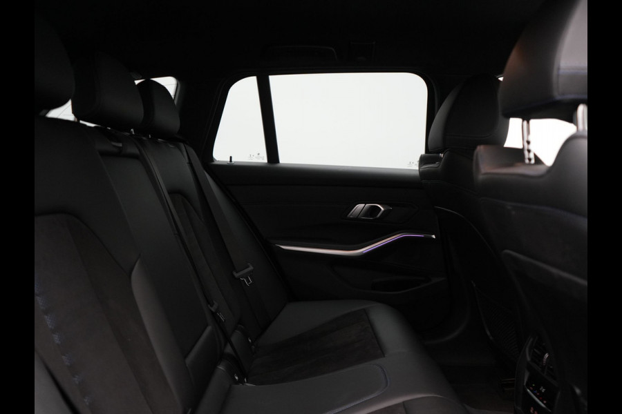 BMW 3 Serie Touring 320i M Sport 184pk | Adaptive Cruise | Alcantara Sportstoelen Verwarmd | Apple Carplay | Sfeerverlichting | Virtual | Navigatie | DAB |
