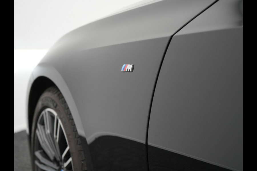 BMW 3 Serie Touring 320i M Sport 184pk | Adaptive Cruise | Alcantara Sportstoelen Verwarmd | Apple Carplay | Sfeerverlichting | Virtual | Navigatie | DAB |