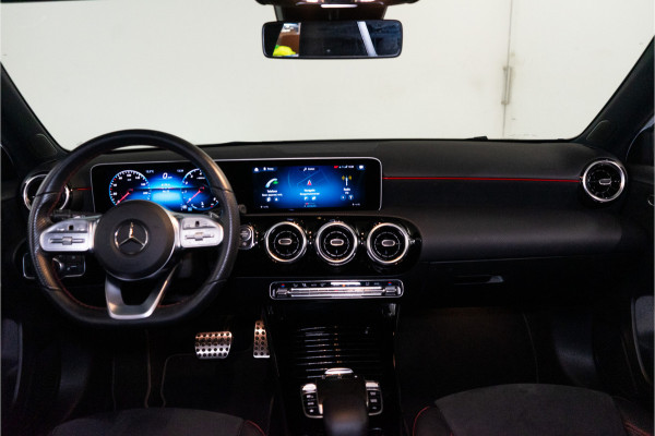 Mercedes-Benz A-Klasse 180 Business Solution AMG 136PK | NL AUTO+NAP | Pano | LED | Stoelverw. | Carplay | Night | Garantie