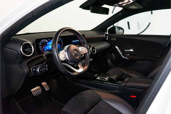 Mercedes-Benz A-Klasse 180 Business Solution AMG 136PK | NL AUTO+NAP | Pano | LED | Stoelverw. | Carplay | Night | Garantie
