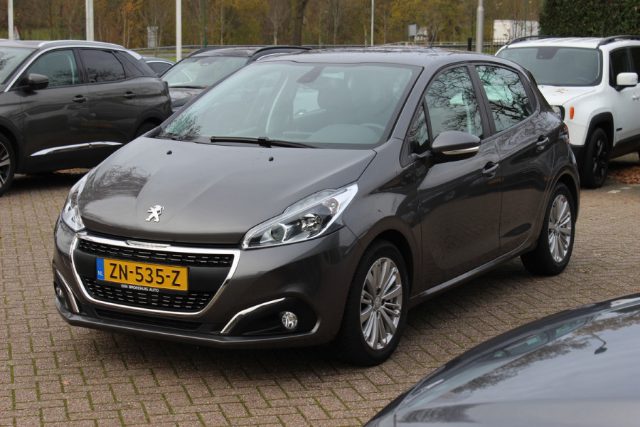 Peugeot 208 1.2 PureTech Signature 64.665 km! / Nieuwe distr.rirem!! / Navigatie / Parkeerhulp achter / 16'' / DAB / Bluetooth / Cruise Control