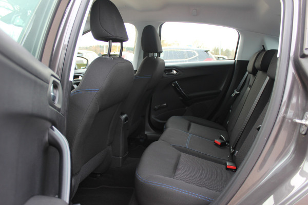 Peugeot 208 1.2 PureTech Signature 64.665 km! / Nieuwe distr.rirem!! / Navigatie / Parkeerhulp achter / 16'' / DAB / Bluetooth / Cruise Control