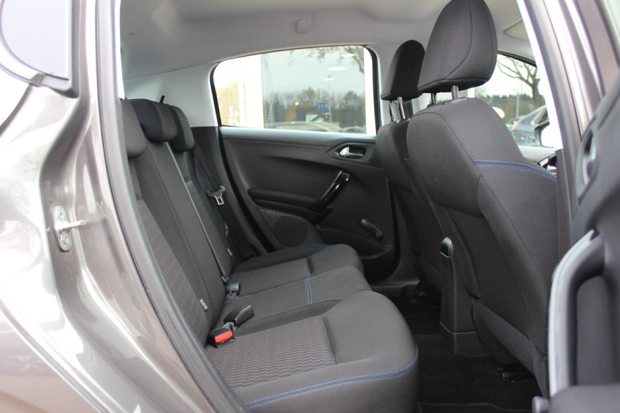 Peugeot 208 1.2 PureTech Signature 64.665 km! / Nieuwe distr.rirem!! / Navigatie / Parkeerhulp achter / 16'' / DAB / Bluetooth / Cruise Control