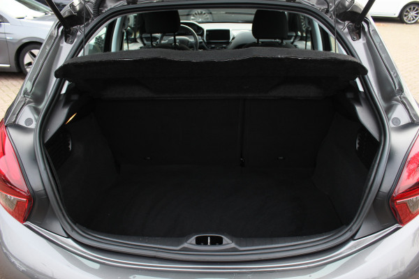 Peugeot 208 1.2 PureTech Signature 64.665 km! / Nieuwe distr.rirem!! / Navigatie / Parkeerhulp achter / 16'' / DAB / Bluetooth / Cruise Control