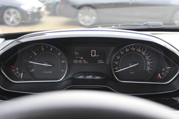 Peugeot 208 1.2 PureTech Signature 64.665 km! / Nieuwe distr.rirem!! / Navigatie / Parkeerhulp achter / 16'' / DAB / Bluetooth / Cruise Control