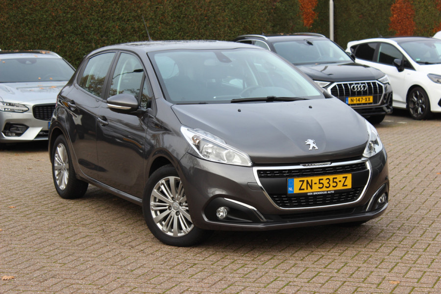Peugeot 208 1.2 PureTech Signature 64.665 km! / Nieuwe distr.rirem!! / Navigatie / Parkeerhulp achter / 16'' / DAB / Bluetooth / Cruise Control