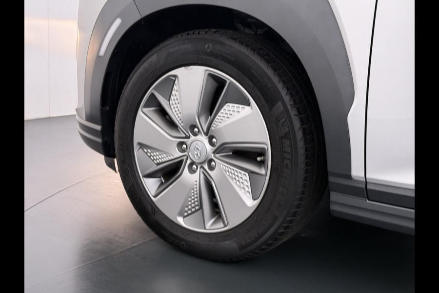 Hyundai Kona EV 64kWh SOH-100% Warmtepomp Adaptive-Cruise Head-Up Display 1/2 Leer Krell®-Hifi Apple Carplay Android Adap.Cruise Camera Navi  Keyless Privacy Glas DAB Led Blind Spot Lane Assist Origineel Nederlandse Auto