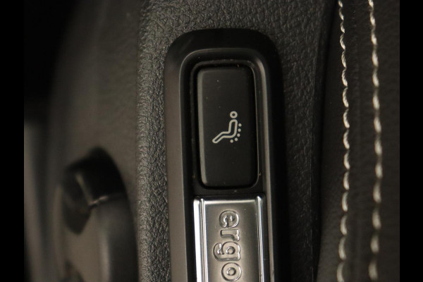 Volkswagen Passat 1.4 TSI PHEV GTE | Stoelverwarming | Massage | Leder/Alcantara | Camera | Carplay | Navigatie | Matrix LED | Adaptive cruise | Climate control | 18'' lichtmetalen velgen