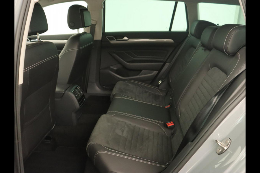 Volkswagen Passat 1.4 TSI PHEV GTE | Stoelverwarming | Massage | Leder/Alcantara | Camera | Carplay | Navigatie | Matrix LED | Adaptive cruise | Climate control | 18'' lichtmetalen velgen