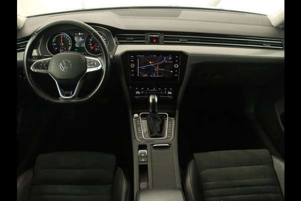 Volkswagen Passat 1.4 TSI PHEV GTE | Stoelverwarming | Massage | Leder/Alcantara | Camera | Carplay | Navigatie | Matrix LED | Adaptive cruise | Climate control | 18'' lichtmetalen velgen