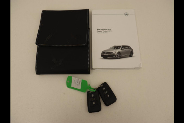 Volkswagen Passat 1.4 TSI PHEV GTE | Stoelverwarming | Massage | Leder/Alcantara | Camera | Carplay | Navigatie | Matrix LED | Adaptive cruise | Climate control | 18'' lichtmetalen velgen