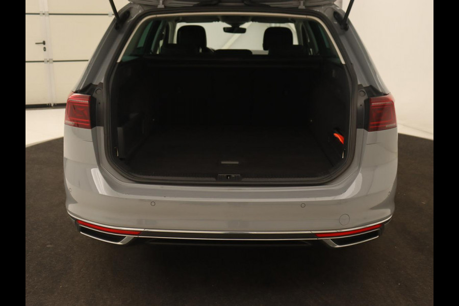 Volkswagen Passat 1.4 TSI PHEV GTE | Stoelverwarming | Massage | Leder/Alcantara | Camera | Carplay | Navigatie | Matrix LED | Adaptive cruise | Climate control | 18'' lichtmetalen velgen