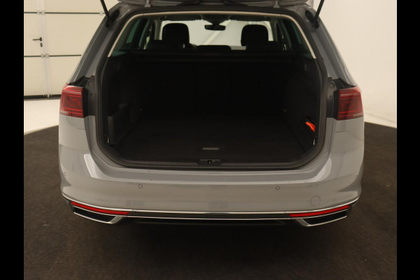 Volkswagen Passat 1.4 TSI PHEV GTE | Stoelverwarming | Massage | Leder/Alcantara | Camera | Carplay | Navigatie | Matrix LED | Adaptive cruise | Climate control | 18'' lichtmetalen velgen