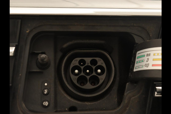 Volkswagen Passat 1.4 TSI PHEV GTE | Stoelverwarming | Massage | Leder/Alcantara | Camera | Carplay | Navigatie | Matrix LED | Adaptive cruise | Climate control | 18'' lichtmetalen velgen