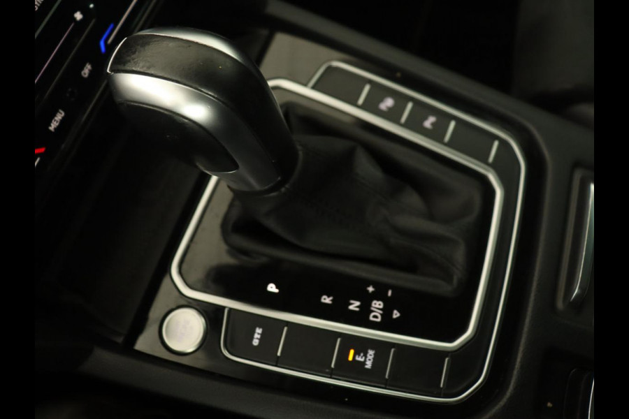 Volkswagen Passat 1.4 TSI PHEV GTE | Stoelverwarming | Massage | Leder/Alcantara | Camera | Carplay | Navigatie | Matrix LED | Adaptive cruise | Climate control | 18'' lichtmetalen velgen