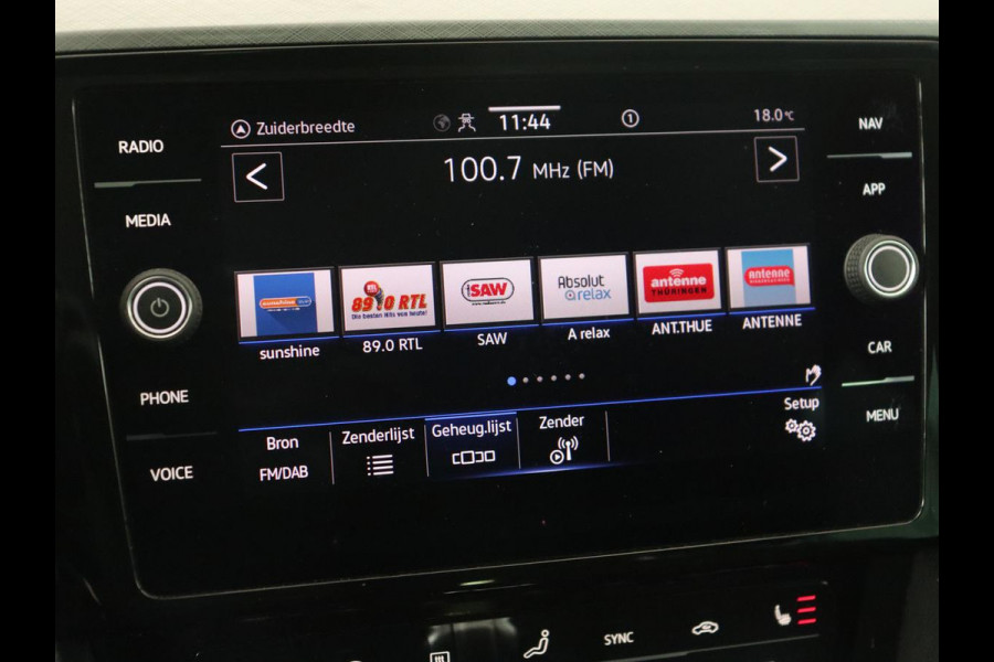 Volkswagen Passat 1.4 TSI PHEV GTE | Stoelverwarming | Massage | Leder/Alcantara | Camera | Carplay | Navigatie | Matrix LED | Adaptive cruise | Climate control | 18'' lichtmetalen velgen