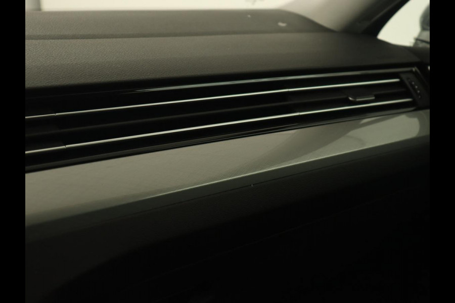 Volkswagen Passat 1.4 TSI PHEV GTE | Stoelverwarming | Massage | Leder/Alcantara | Camera | Carplay | Navigatie | Matrix LED | Adaptive cruise | Climate control | 18'' lichtmetalen velgen